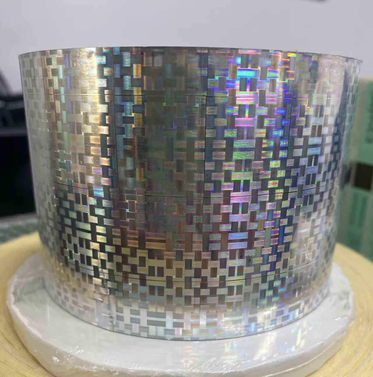 Technological Innovation Builds a Solid Brand Barrier! Huaxin Anti-Counterfeiting Launches Upgraded Holographic Laser Anti-Counterfeiting Labels